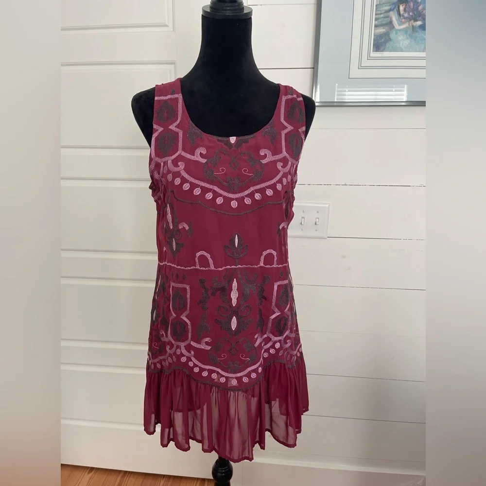 Octavia sleeveless embroidered tunic top. Fully lined. In new like condition.LG